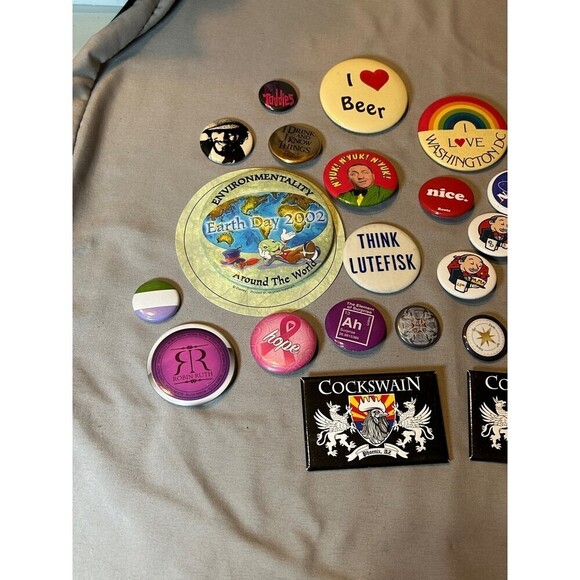 Large Lot of Vintage and Newer Buttons / Pins - Picture 2 of 6